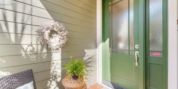 Image 2: Cute front porch