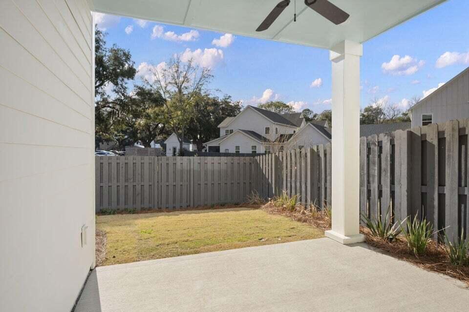 Image 2: Chardonnay covered porch yard