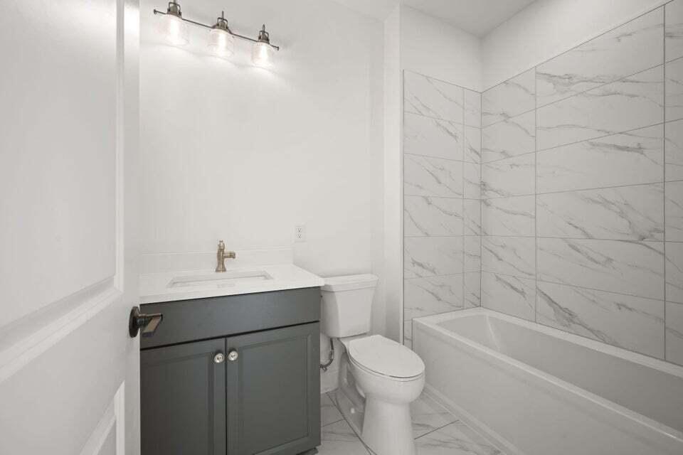 Image 3: Chardonnay secondary bedroom bathroom