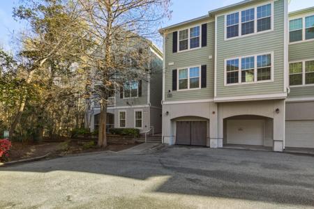 60 Fenwick Hall Allee Alley