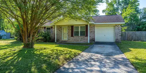 1112 Kentwood Circle