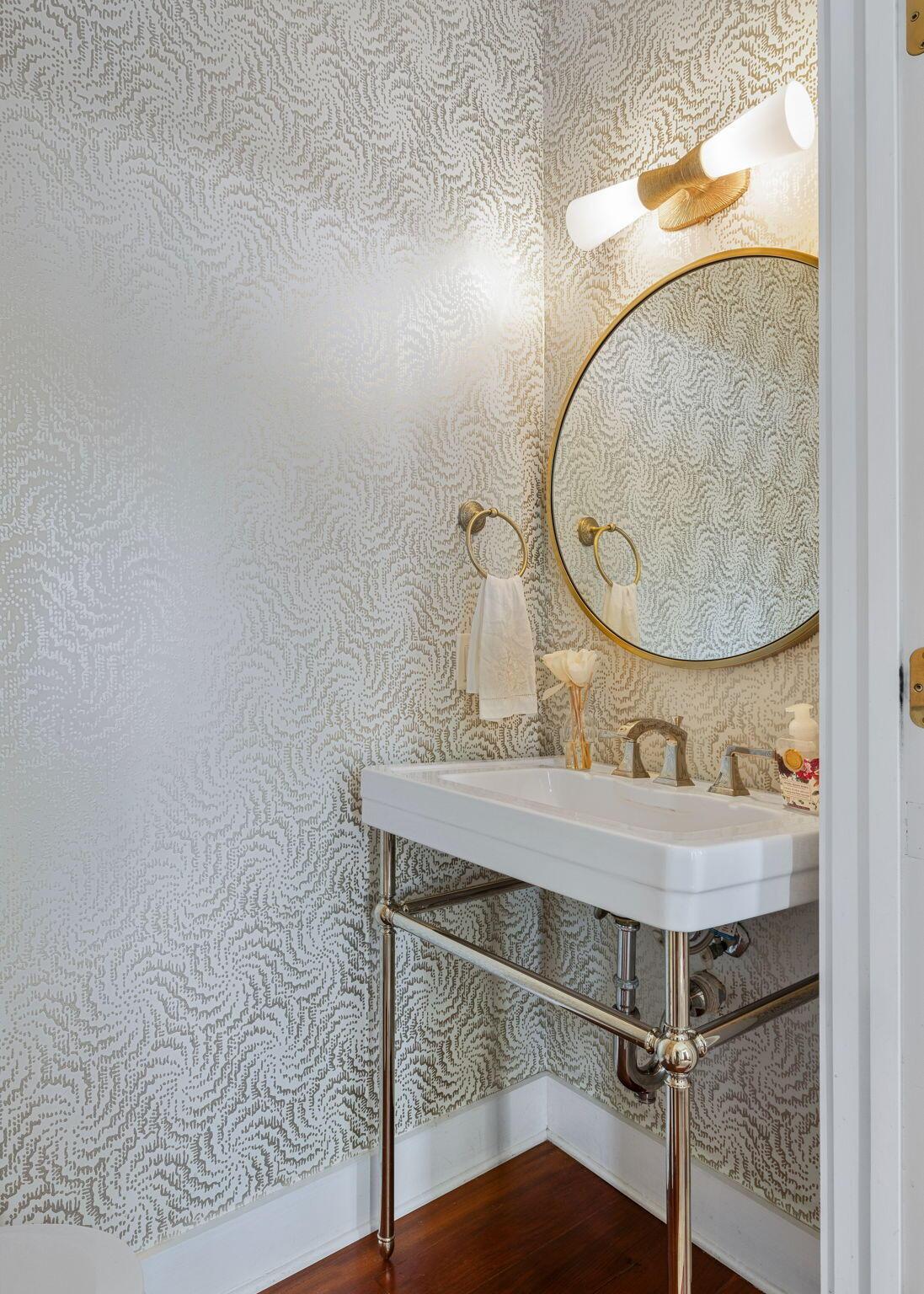 Image 4: Powder room