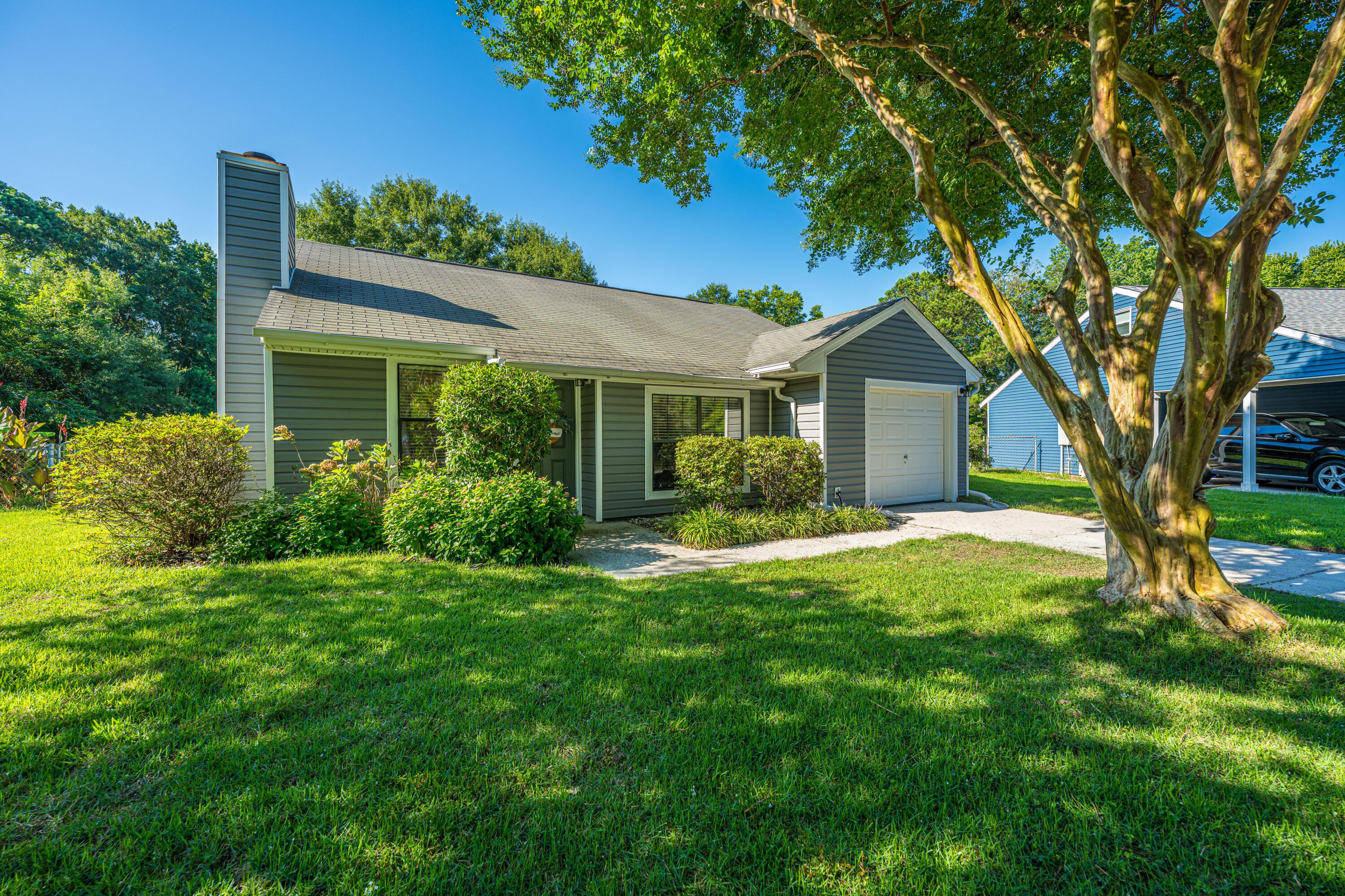 Image 2: 995OakcrestDr003