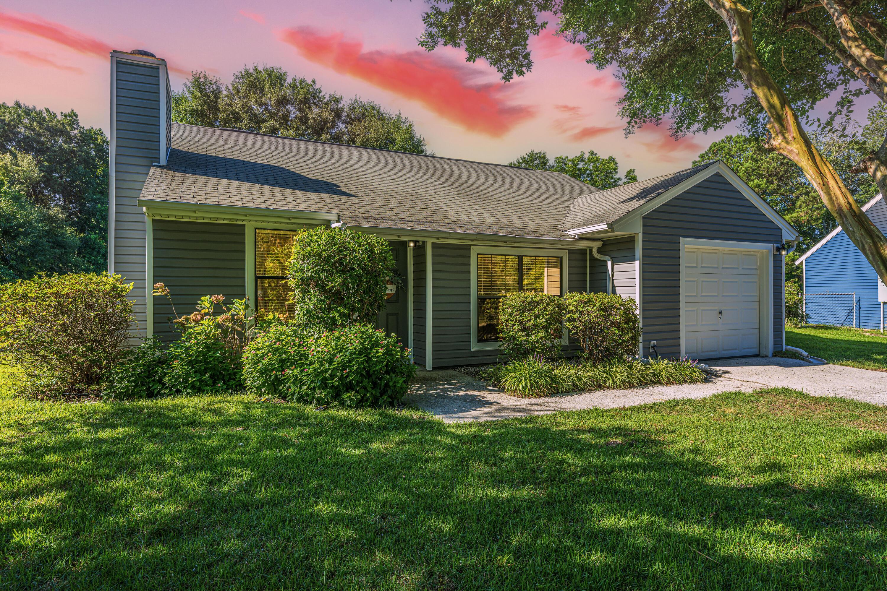 Image 4: 995OakcrestDr001