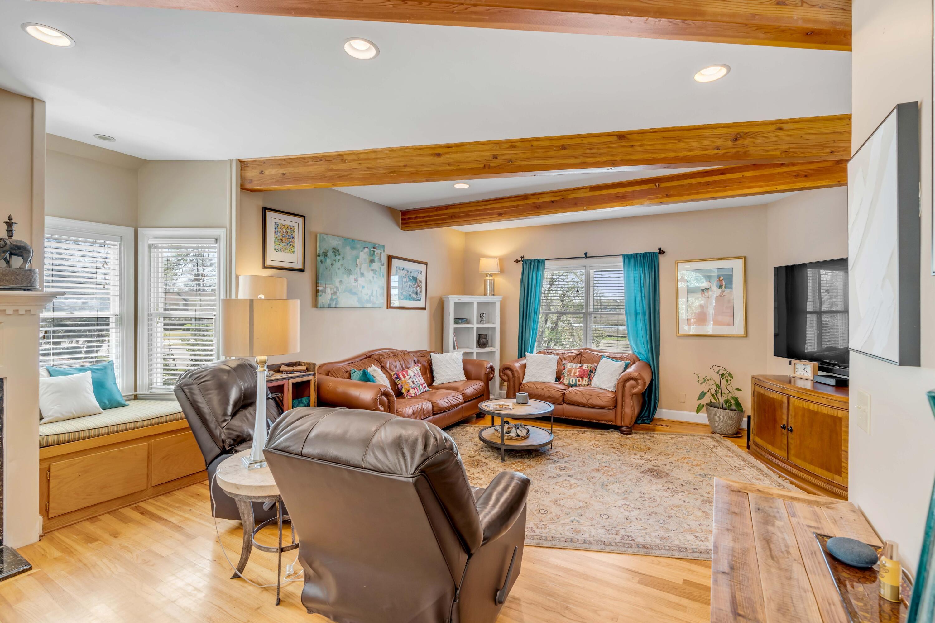 Image 4: Living Room