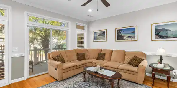 Image 3: Spacious Living room to patio