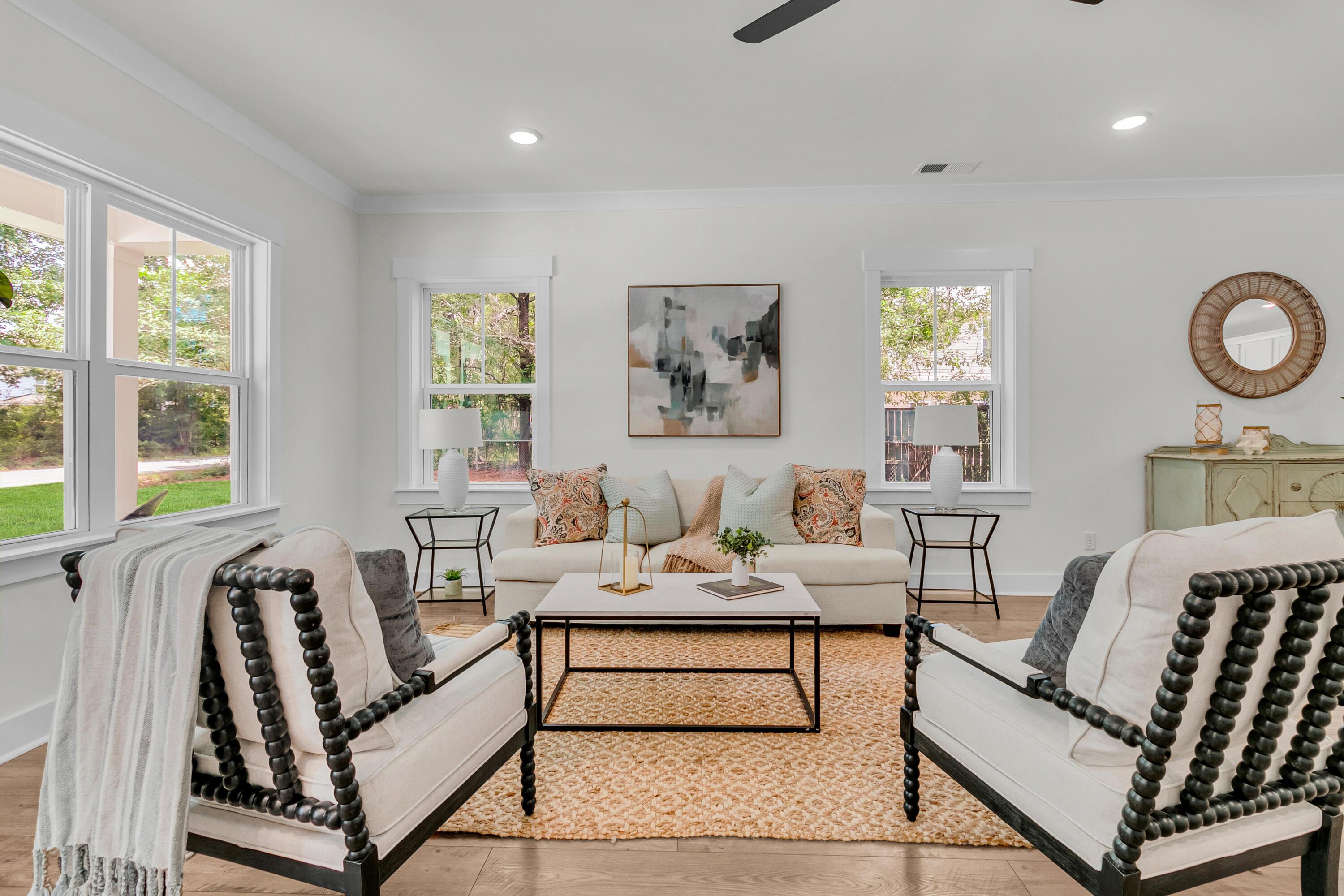 Image 3: Living Room