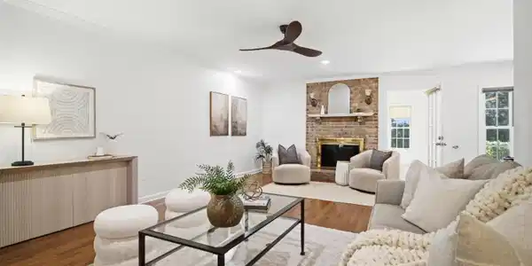 Image 4: 1042 Planters Curve -Family room 3