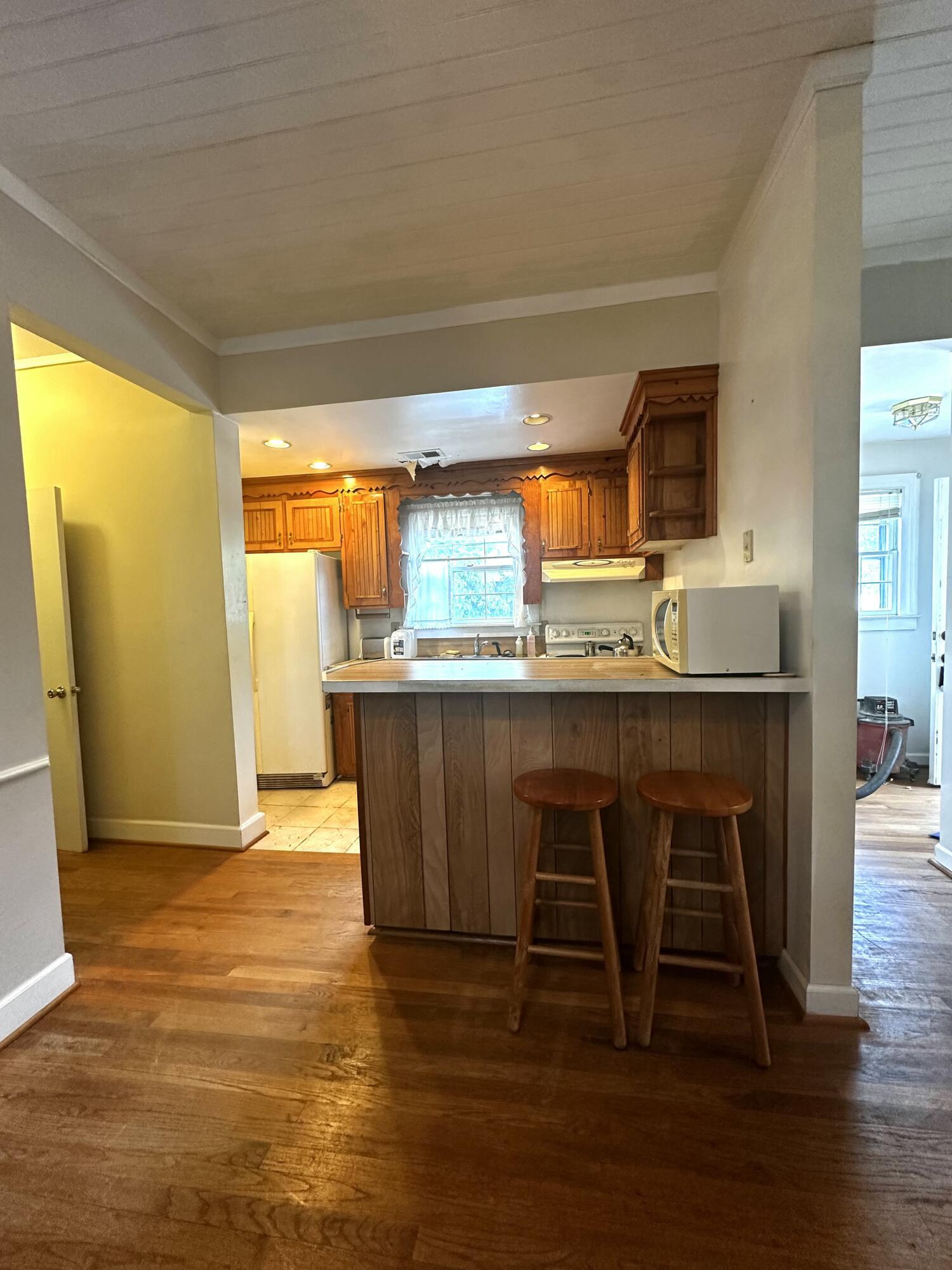 Image 4: 227 Fiushburne Kitchen