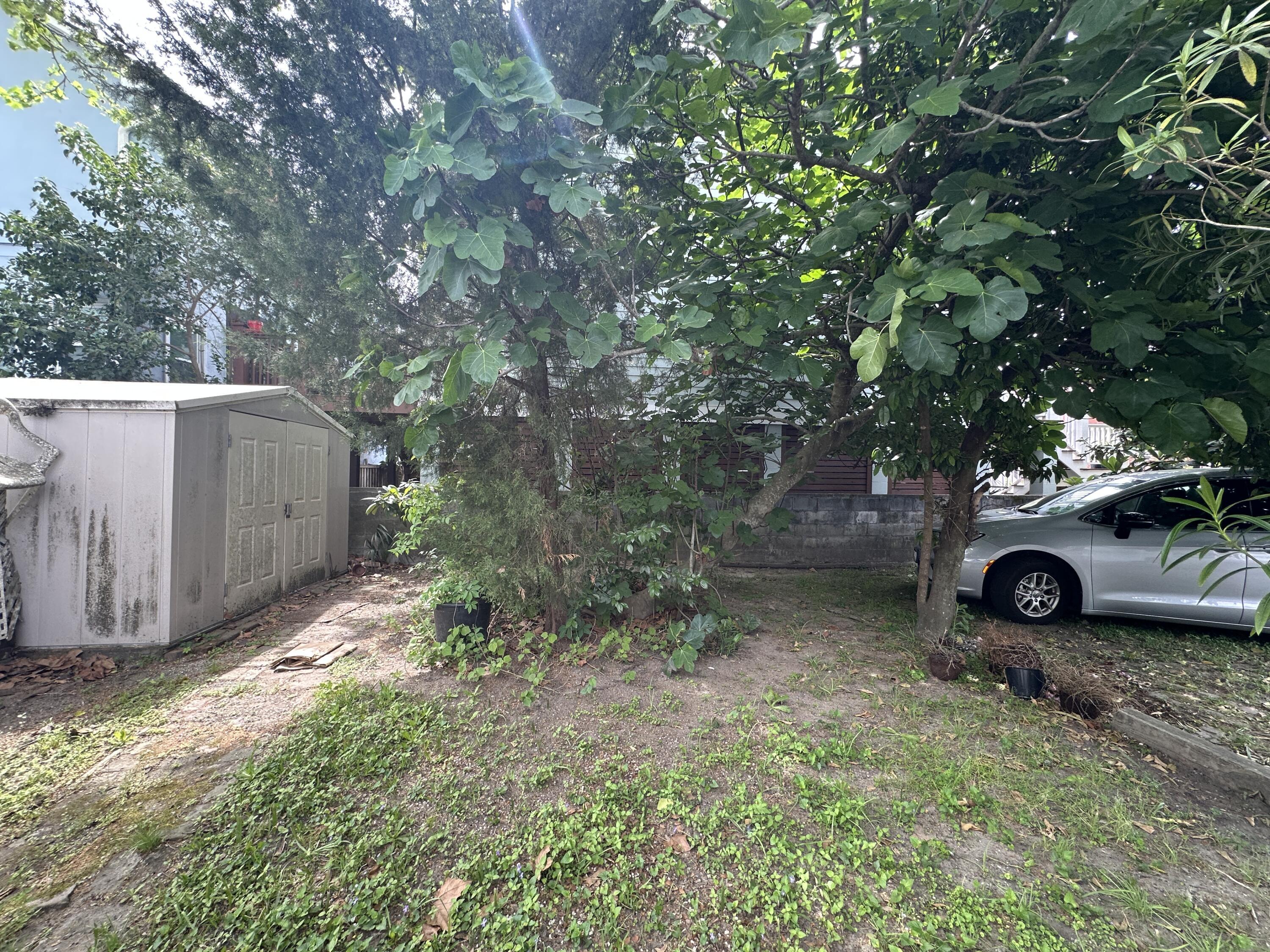 Image 3: 229 Fishburne Lot
