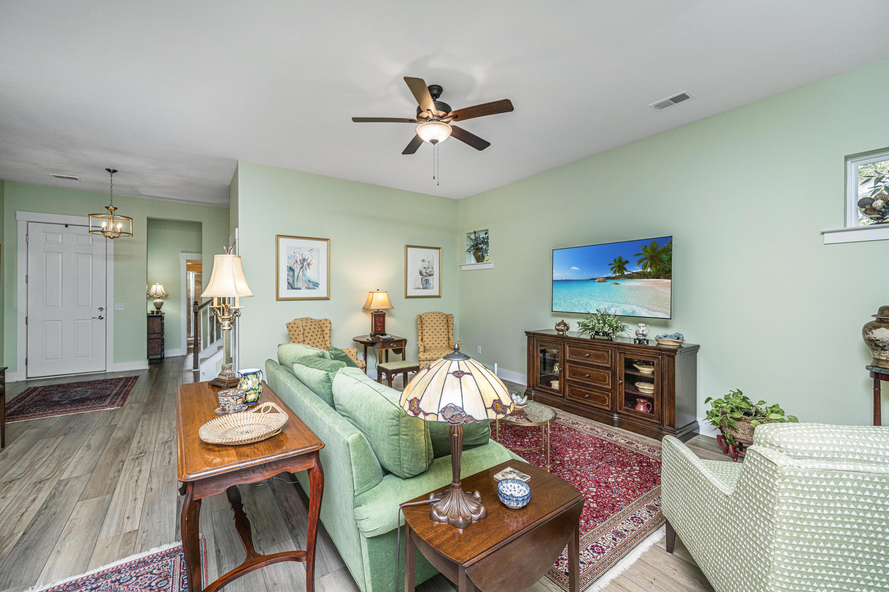 Image 4: Adv living4