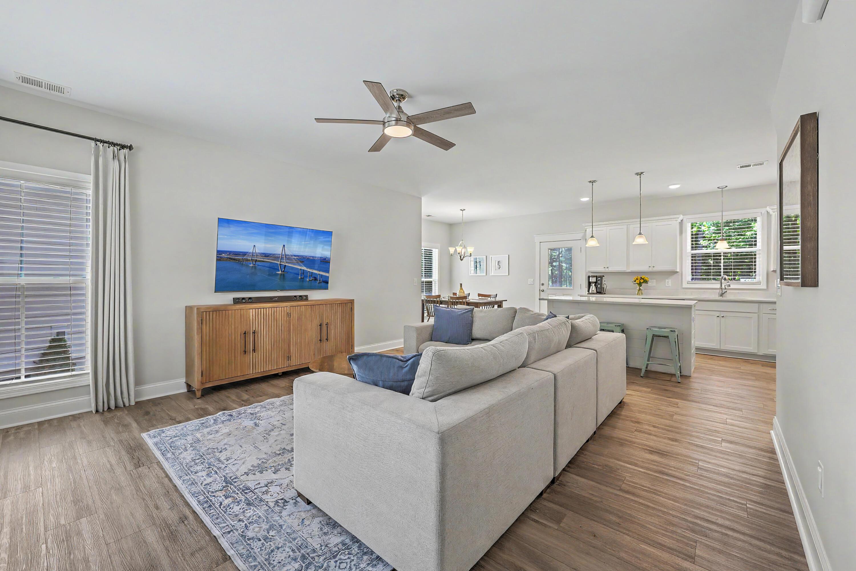 Image 4: Great room