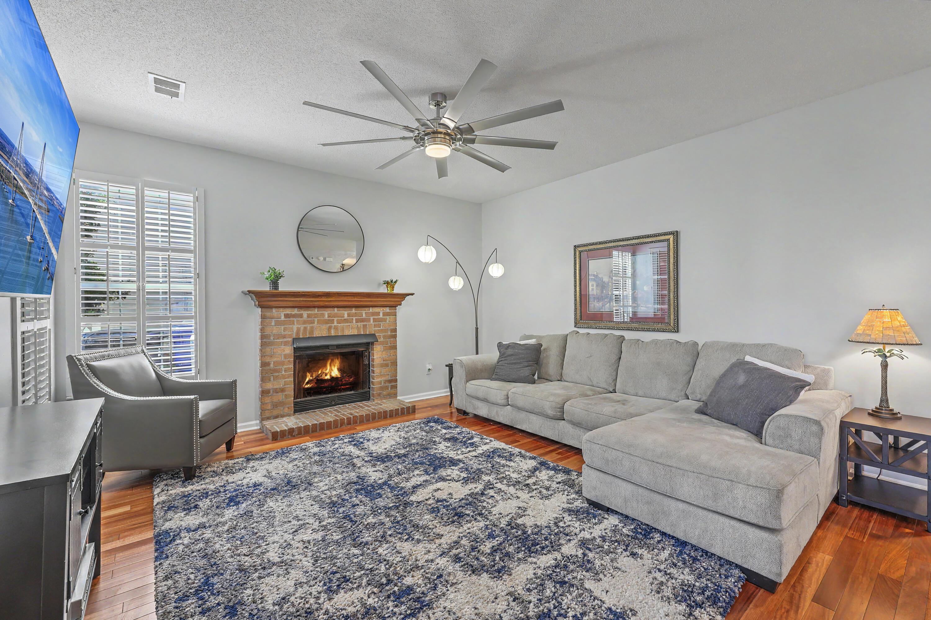 Image 4: Living Room