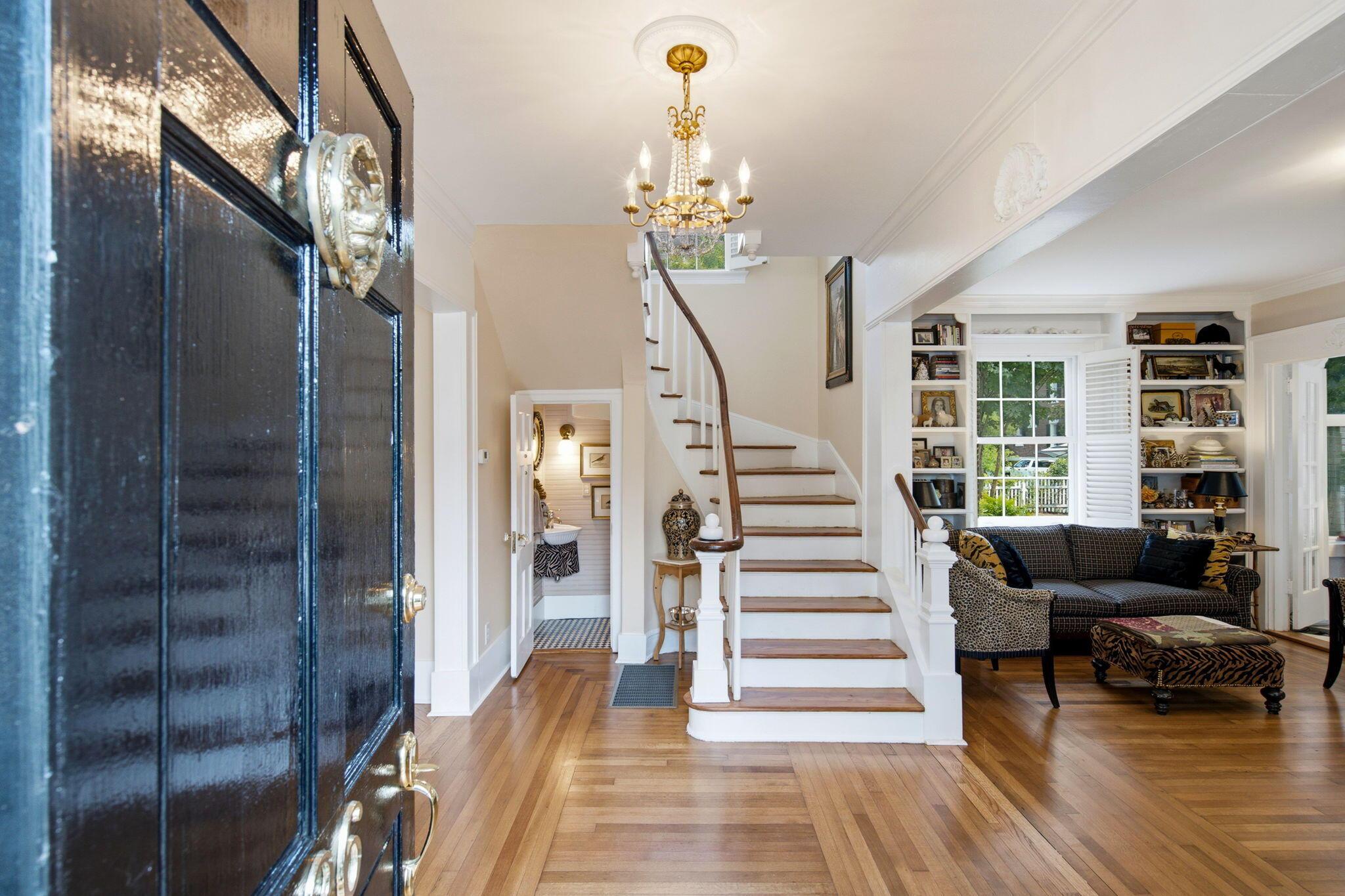 Image 4: Foyer