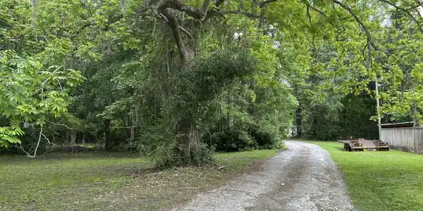 Image 2: Drive to the lot