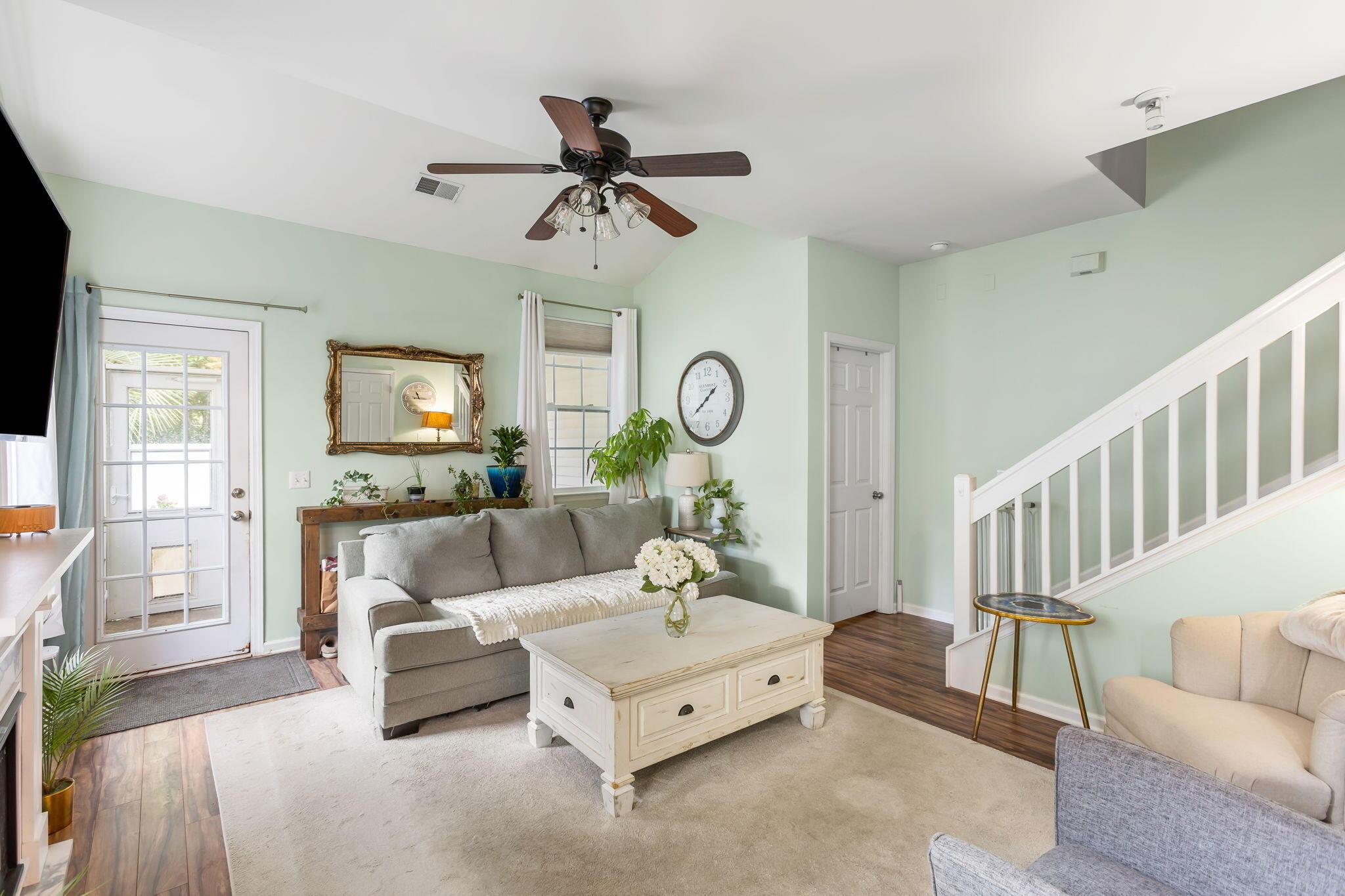 Image 4: 4 - Living Room