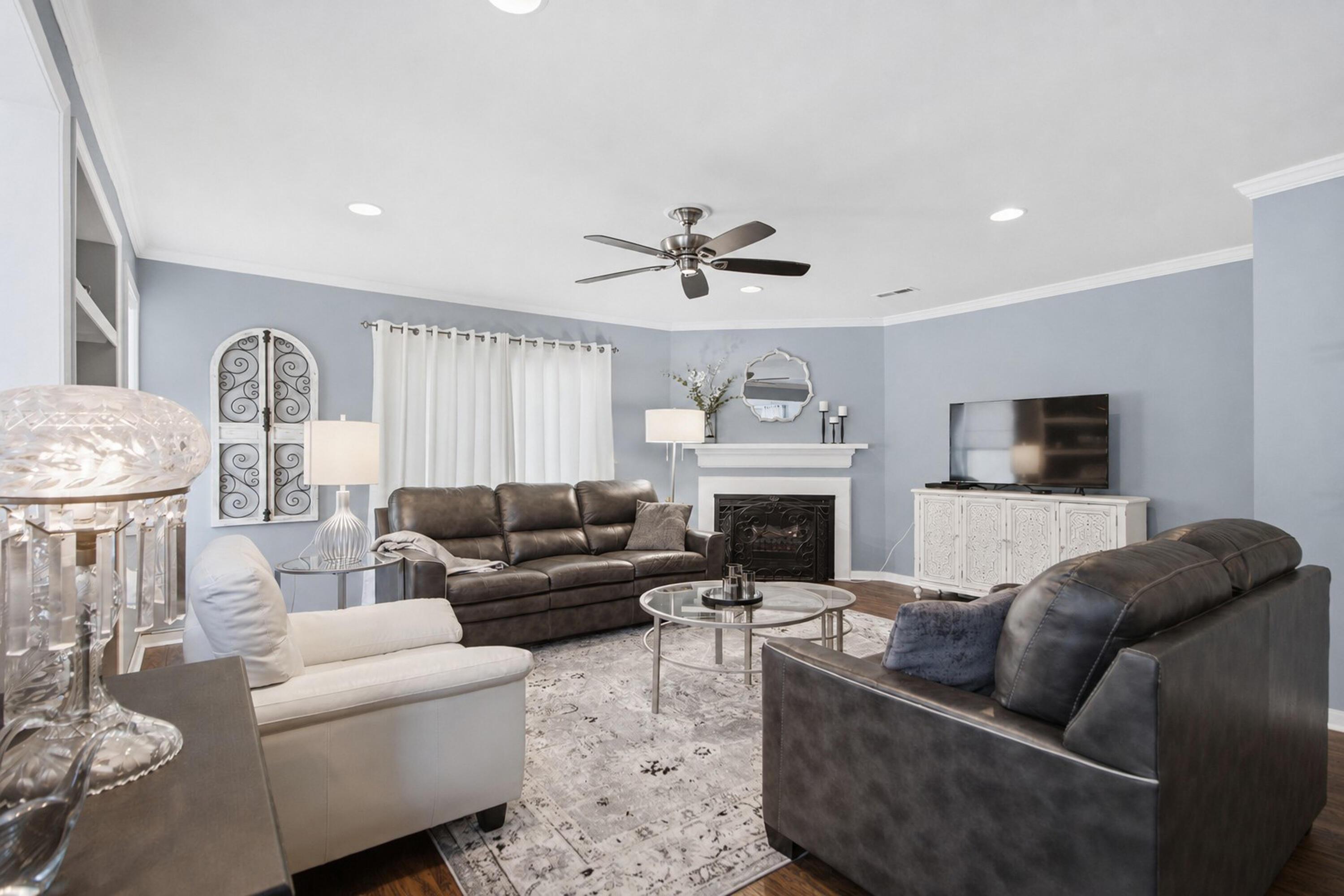 Image 3: Living Room