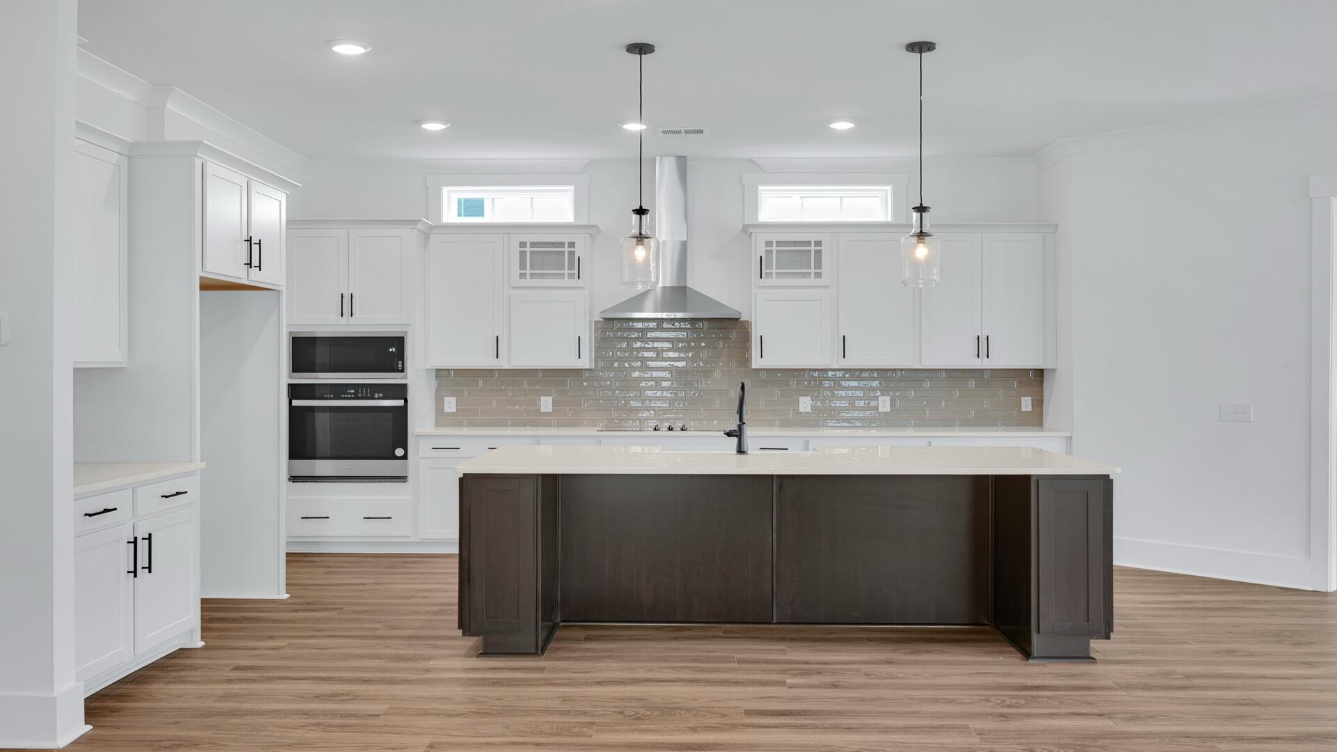 Image 4: Kitchen