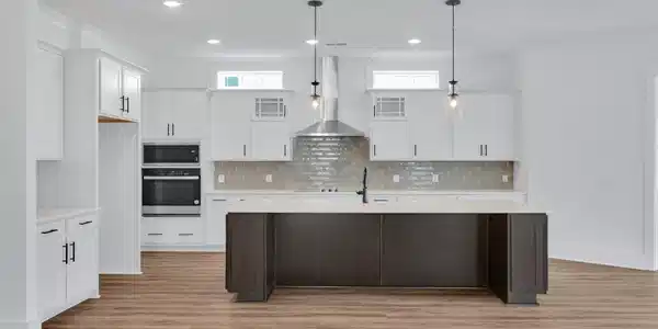 Image 4: Kitchen