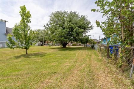 2303 Peonie Avenue