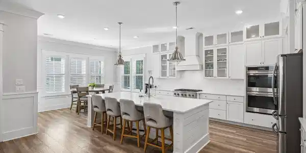 Image 4: Sunlit Kitchen & Breakfast Room