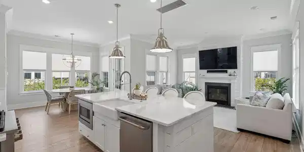 Image 3: Open, Airy Living