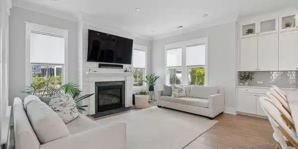 Image 4: Light-Filled Interior
