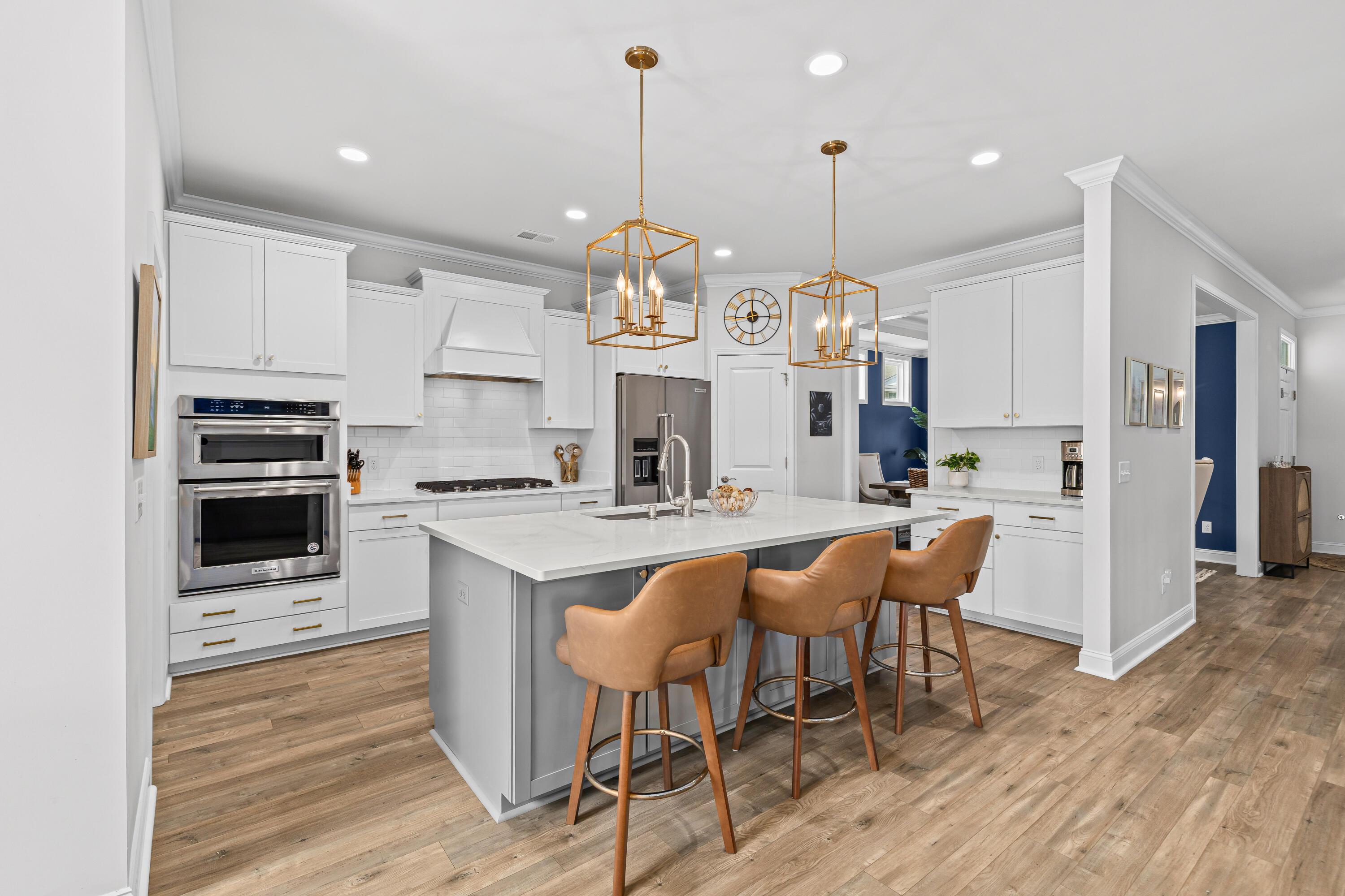 Image 3: Gourmet Kitchen