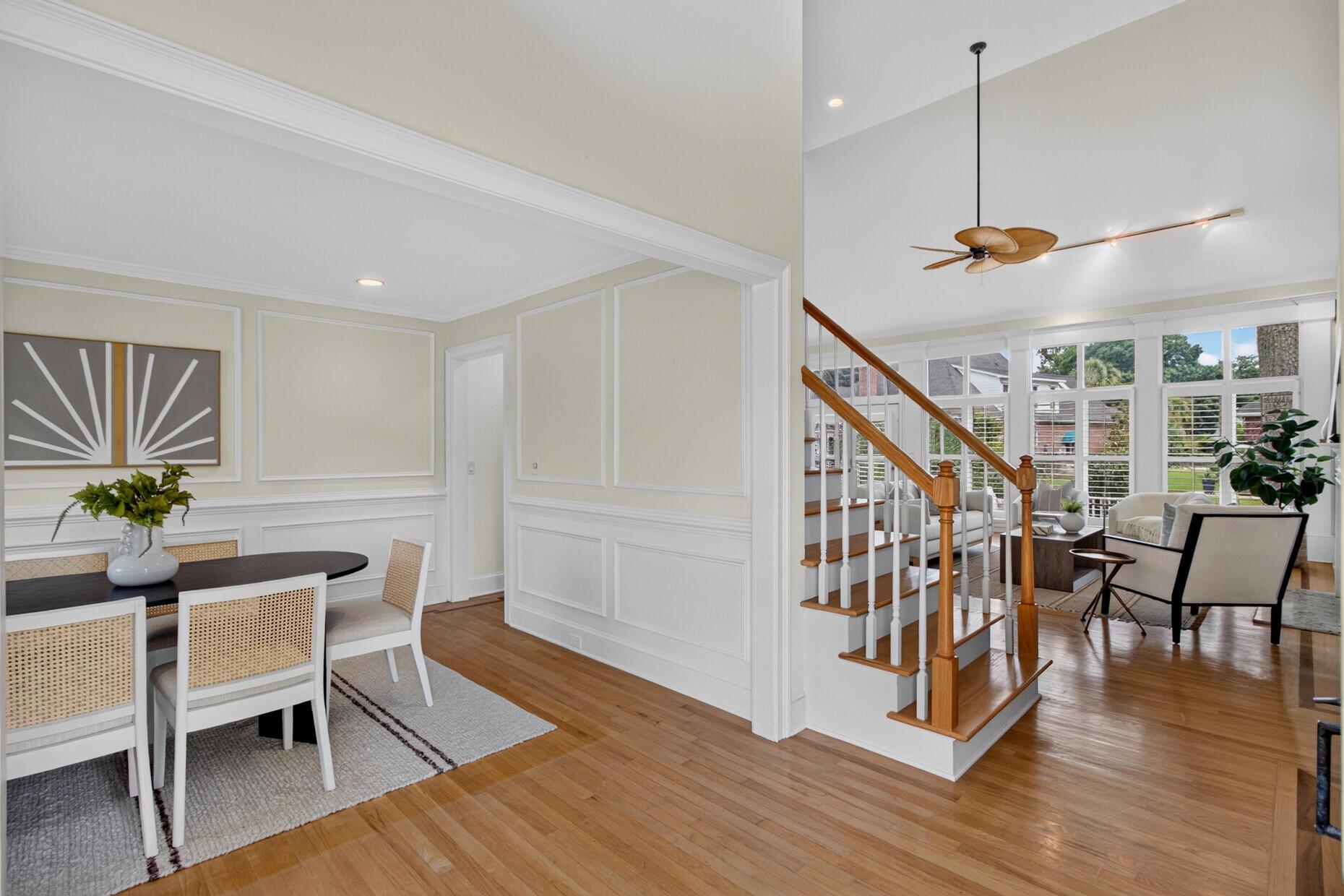 Image 3: Bright entryway