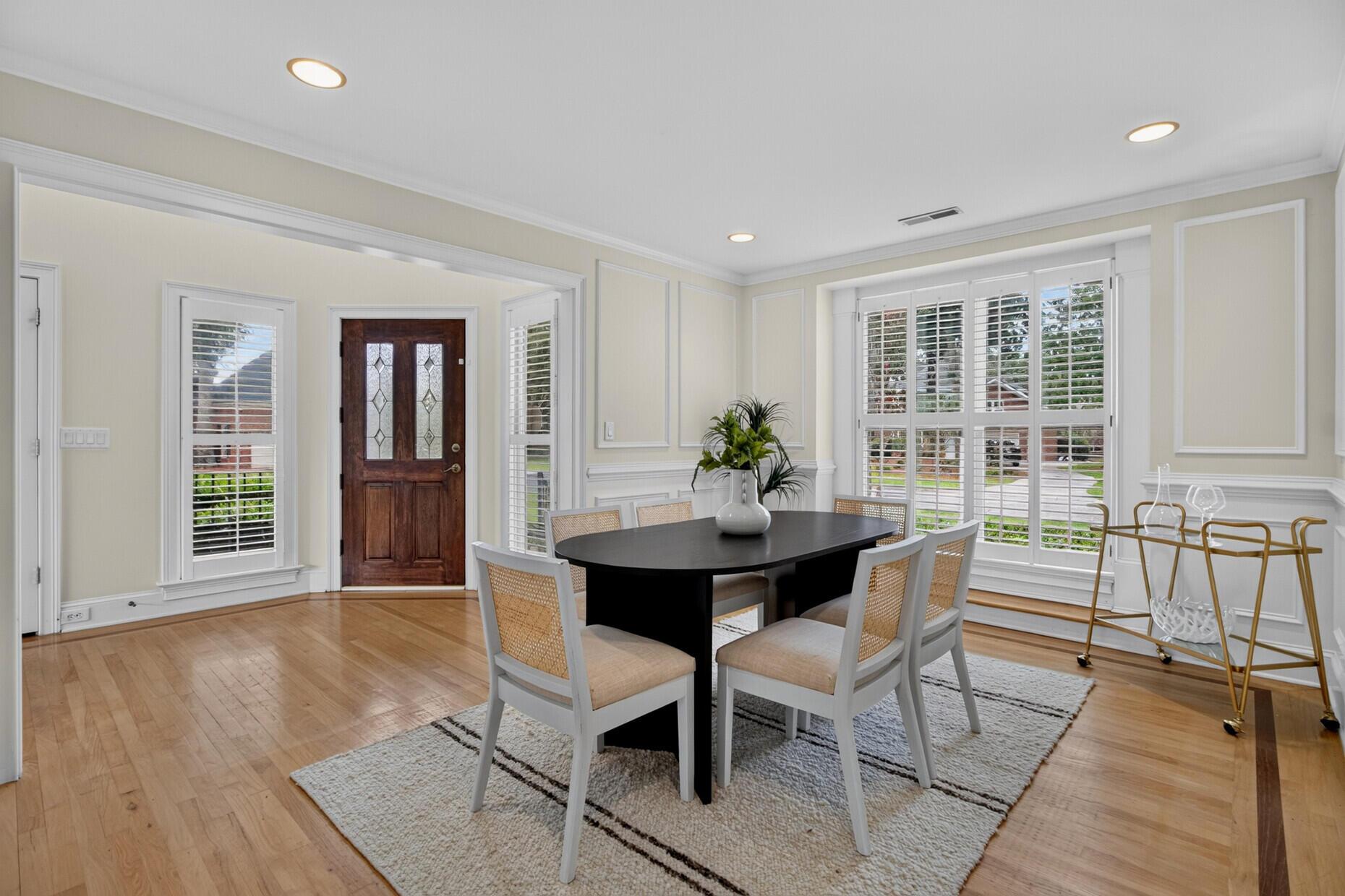 Image 4: Spacious dining room