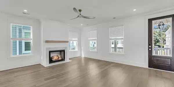 Image 4: Entry Living 1