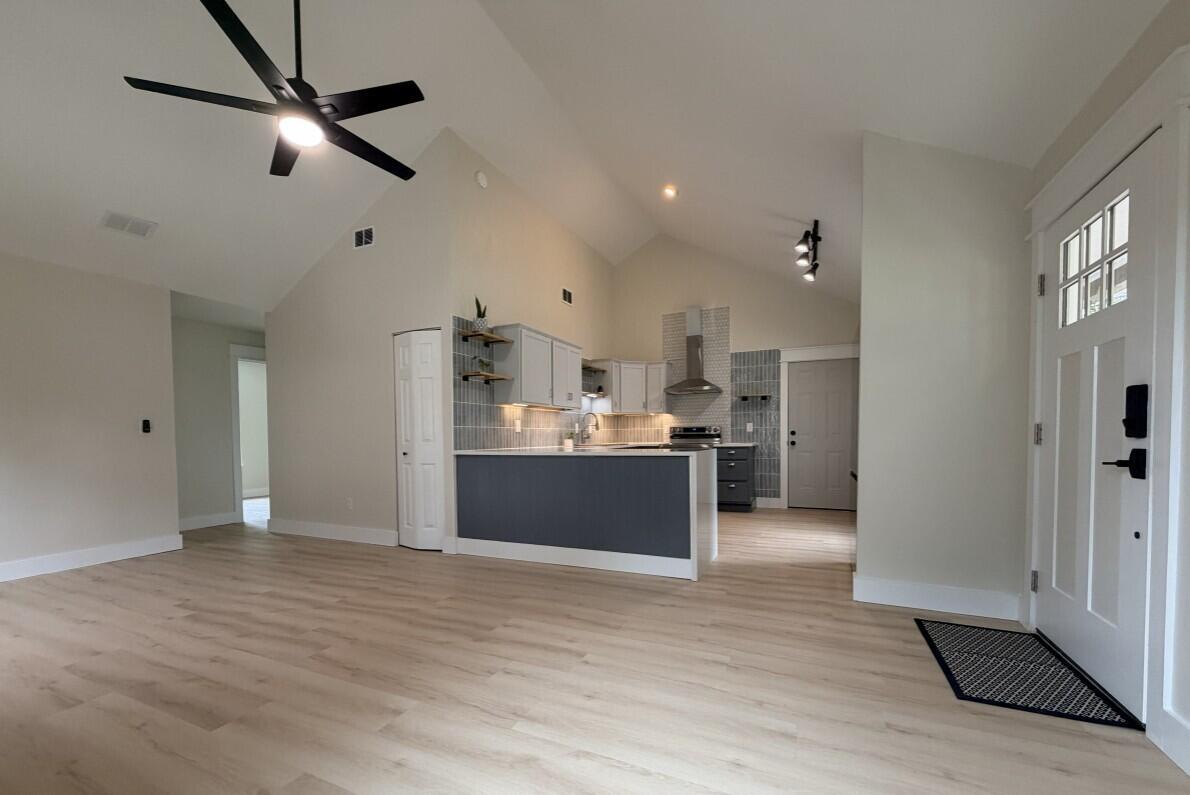 Image 4: Living room 2
