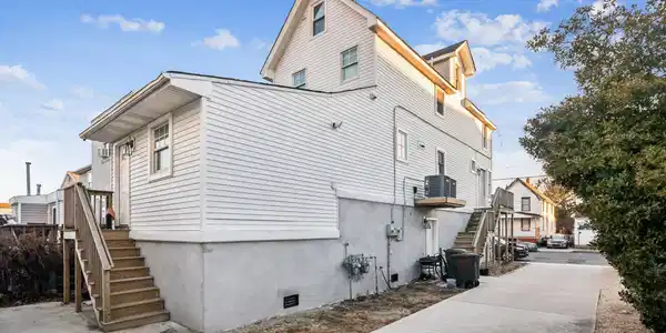 113 W Roberts Avenue