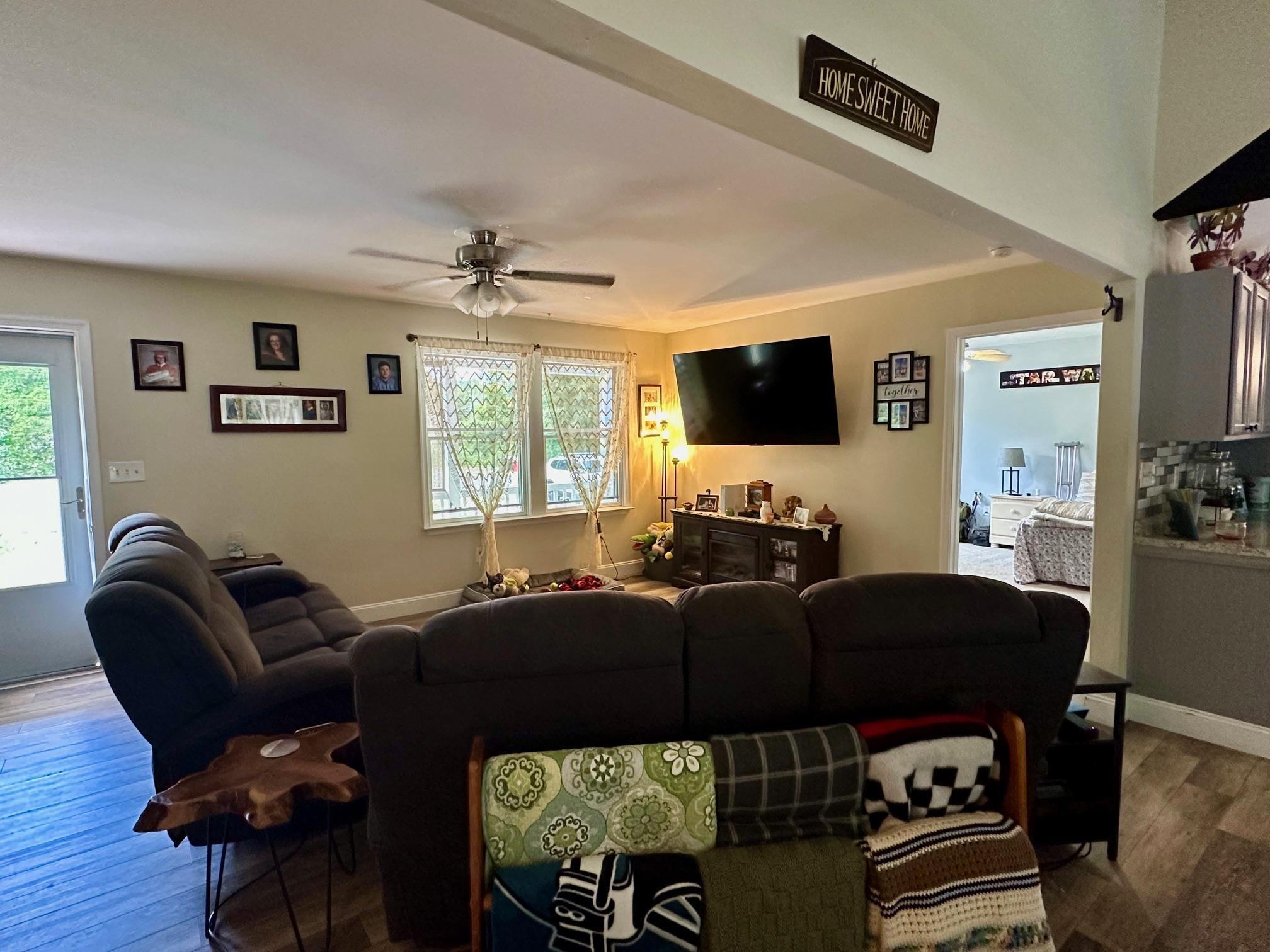 Image 3: Living Room