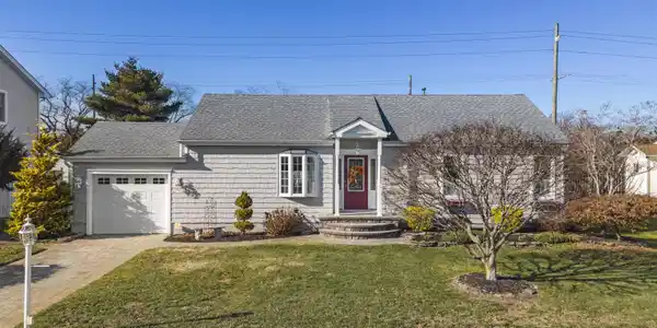 202 W Vineyard Court
