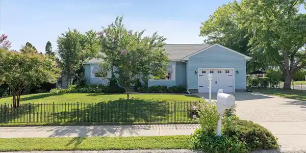 201 W Vineyard Court