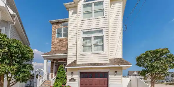 445 W Pine Avenue