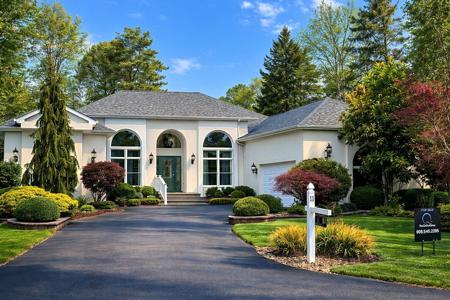 11 Holly Knoll Drive