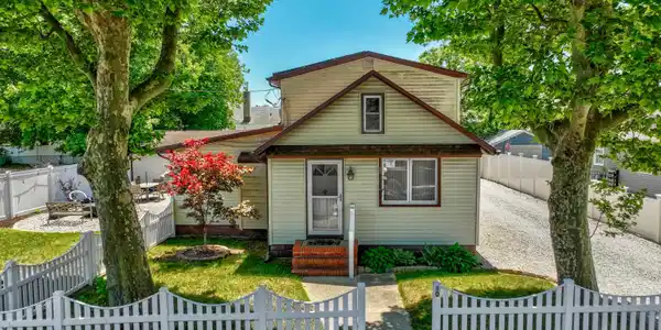 10 W Atlantic Avenue