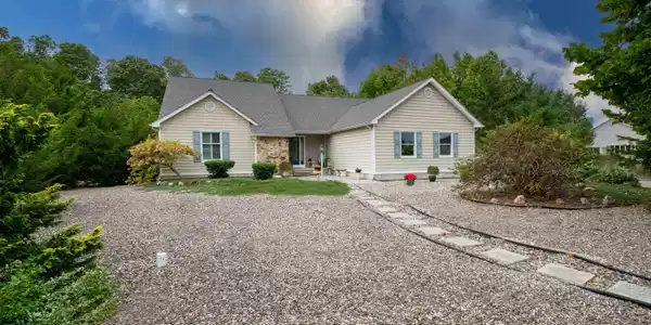 4 Monarch Court