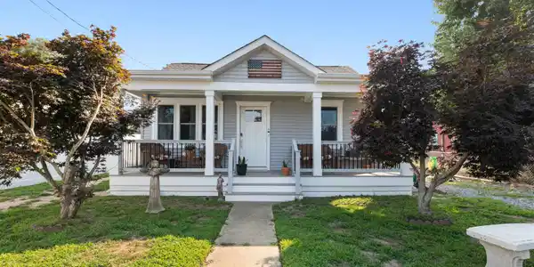 16 Cloverdale Avenue