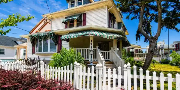 141-143 E Bennett Avenue