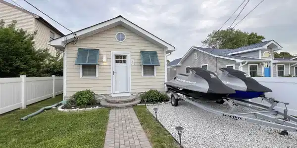 4 W Tampa Avenue