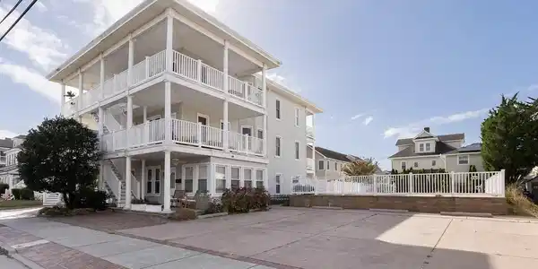 122 W Wisteria Road