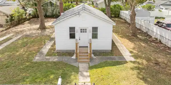 32 W Greenwood Avenue