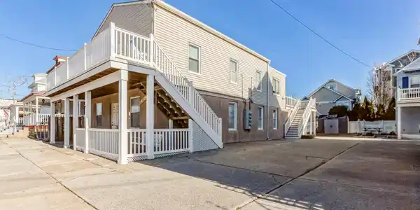 123 E Roberts Avenue