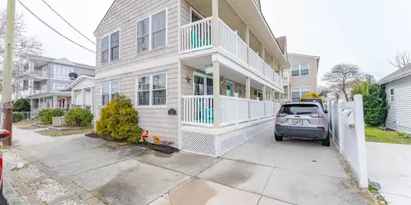 132 W Roberts Avenue