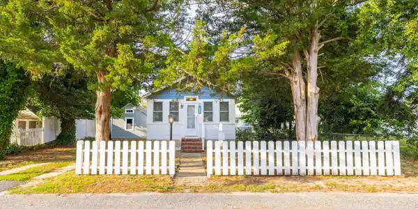 207 W Delaware Parkway