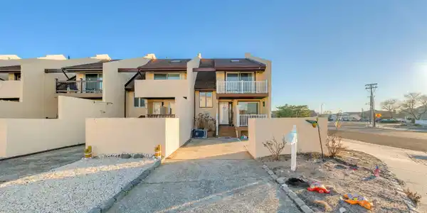 100 Seabreeze Court
