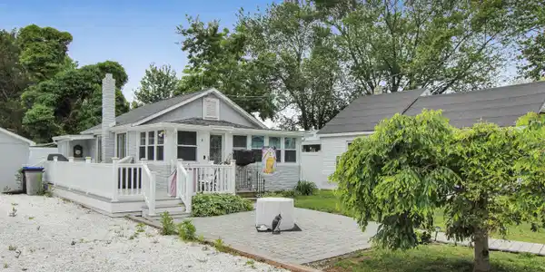 8 W Bates Avenue